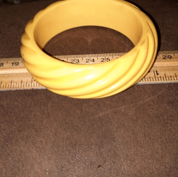 Vintage MCM Bakelite buttery yellow Swirl Bangle Bracelet - Picture 5 of 6
